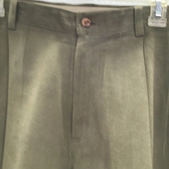 Tommy Bahama Men’s Vintage Silk Pleated Shorts - Picture 3 of 6